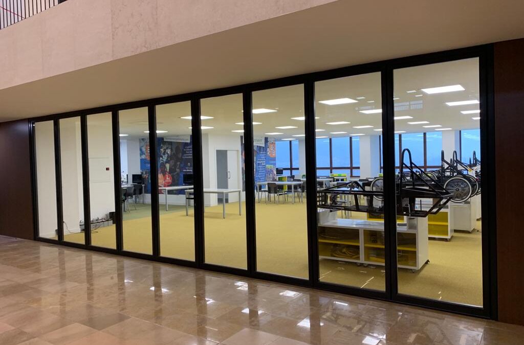 Ventanas correderas replegables para la modernización de un colegio.