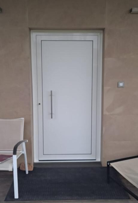 Puerta de entrada para un chalet : Sistema ADS de Schüco