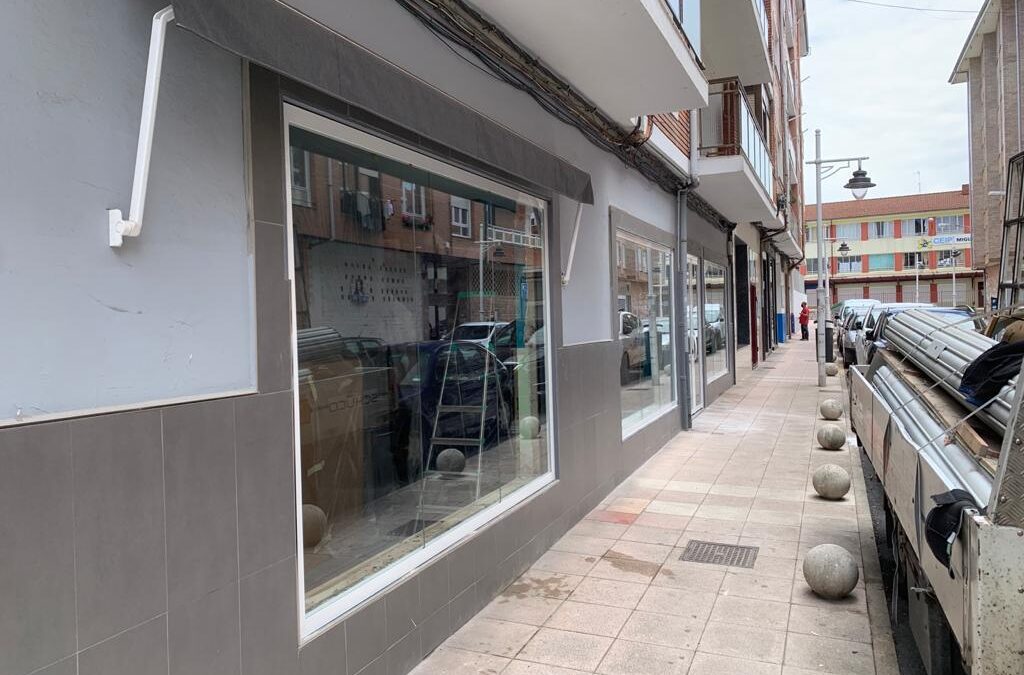 Cambio escaparate en un comercio